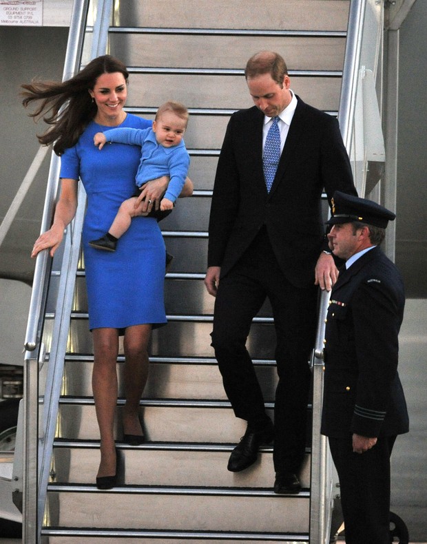 O príncipe William com George e Kate Midlleton (Foto: AFP)