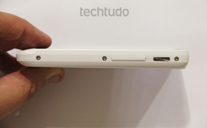 Motorola Razr D1 visto de lado (Foto: Marlon Câmara/TechTudo) Motorola Razr D1 visto de lado (Foto: Marlon Câmara/TechTudo)