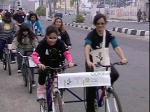 Cegos puderam andar de bicicleta junto com guiras em Alvorada, RS (Foto: Reprodução/ RBS TV)