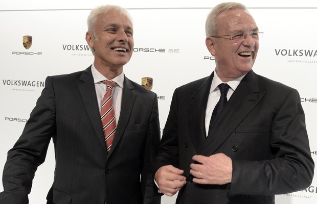 CEO da Porsche, Matthias Mueller, ao lado do chefe da Volkswagen, Martin Winterkorn (Foto: REUTERS/Fabian Bimmer)