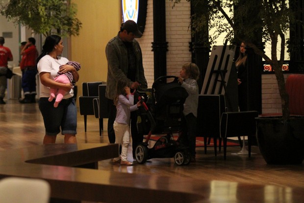 Thiago Lacerda com a familia em shopping (Foto:  johnson parraguez-photorionews)