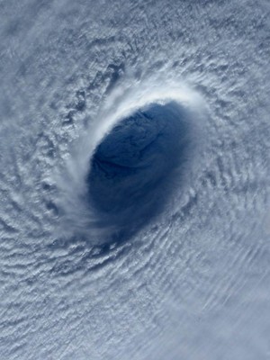 Funil do tufão Maysak é visto 
do alto sobre o Oceano Pacífico (Samantha Cristoforetti/Nasa/Reuters)