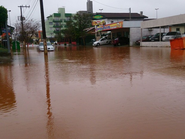 Ruas do centro de Chapecó ficaram alagadas neste domingo (14) (Foto: Luis Lopes/ RBS TV)