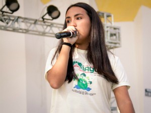Gabrielle Brandão, com 14 anos, começou seu trabalho ambiental há quatro anos. (Foto: Elton Soares/Divulgação)