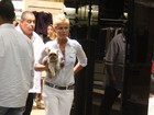 Xuxa vai às compras com seu cãozinho Dudu