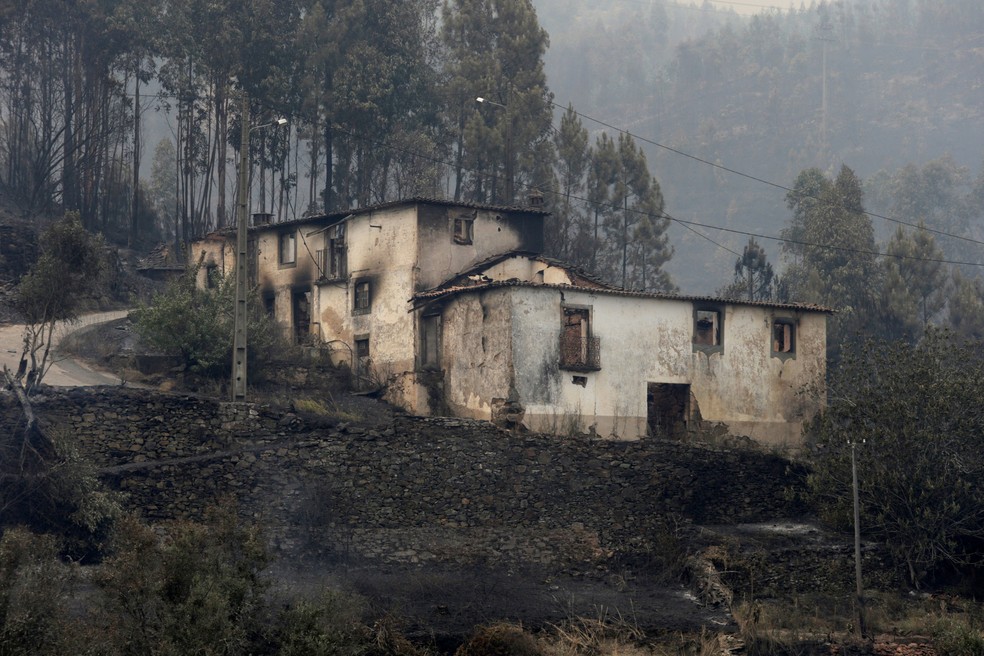 Casa é fica danificada após incêndio em Pedrogão Grande, em Portugal, neste domingo (18) (Foto: Miguel Vidal/ Reuters)
