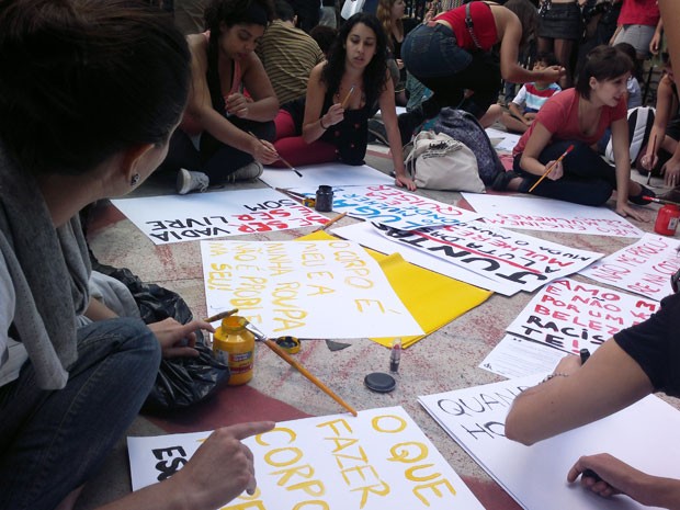 Oficina de cartazes foi feita na Avenida Paulista (Foto: Fábio Tito/G1)
