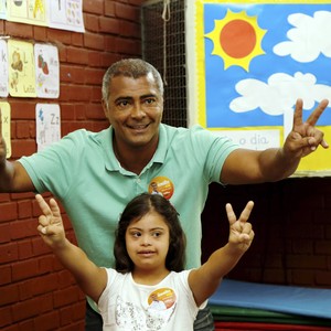 Romário, candidato ao Senado, votou ao lado da filha no Rio de Janeiro (Foto:  Cezar Loureiro Agencia O Globo)