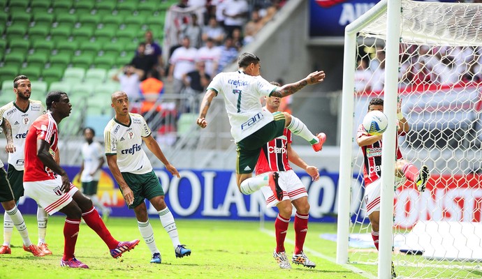 Dudu perde gol incrível na Arena Palmeiras (Foto: Marcos Ribolli)