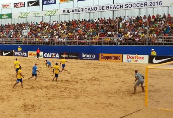 Brasil goleou o Uruguai no Sul-Americano de futebol de areia, em Vitória (Foto: Richard Pinheiro)