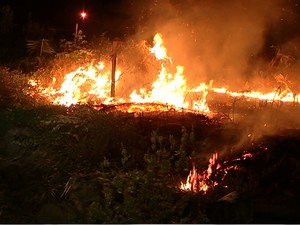 Terreno que pegou fogo fica localizado na Rua São Cristovão (Foto: Reprodução TV Tapajós)