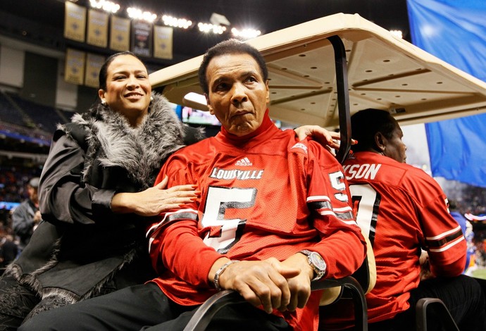 Muhammad Ali e a esposa Lonnie em uma das últimas aparições em público do ex-pugilista, em um jogo de futebol americano do Louisville Cardinals (Foto: Getty Images)