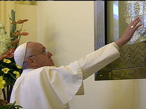 Papa Francisco faz oração diante da imagem de Nossa Senhora Aparecida - GNews (Foto: Reprodução GloboNews)