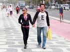 Felipe Dylon e Aparecida Petrowky caminham juntinhos em praia do Rio