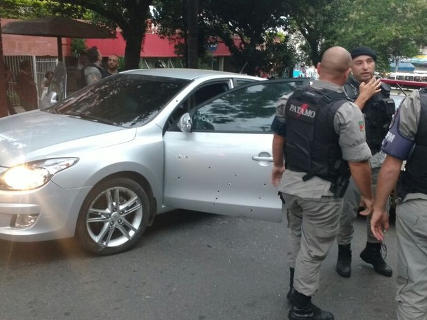 Carro com marcas de bala após tiroteio em frente a hospital em Porto Alegre (Foto: Divulgação/BM)