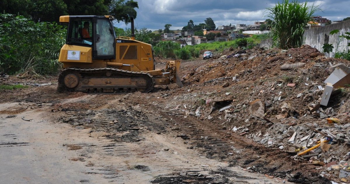 A pedido da PM, Prefeitura limpa terreno em Itaquaquecetuba - Globo.com