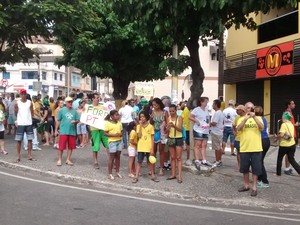 Avenida Magalhães Pinto foi o ponto de encontro dos manifestantes de Coronel Fabriciano (Foto: Patrícia Belo / G1)