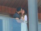 John Legend e a mulher se beijam em varanda de hotel no Rio