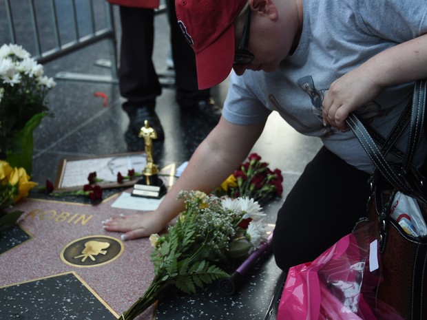 Estrela de Robin Williams na Calçada da Fama em Hollywood ganha homenagem de fã (Foto: Robyn Beck/ AFP)