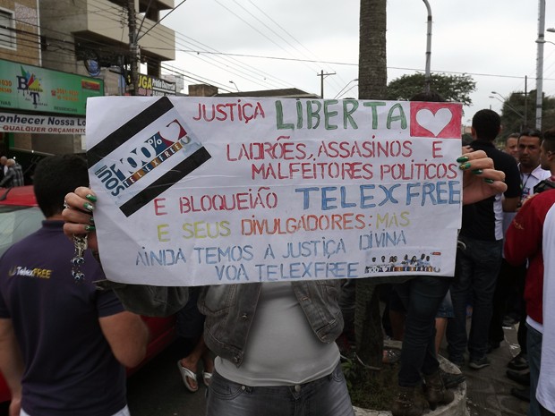 Funcionários da Telexfree fazem protesto em São Vicente, SP (Foto: Ivair Vieira Jr/G1)