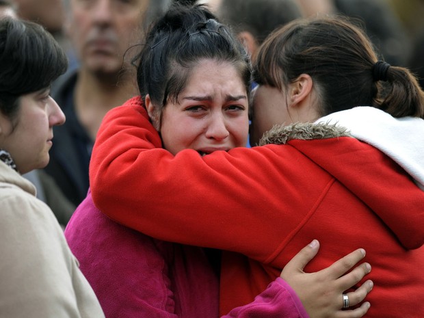 Parentes choram próximo ao local de vazamento em mina em Santa Lúcia, na Espanha. Seis mineiros morreram e cinco foram hospitalizados. (Foto: Eloy Alonso/Reuters)