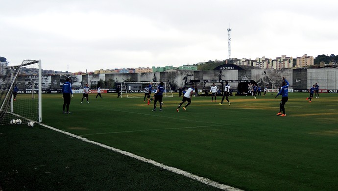 [Tudo Timão] Atacante retorna de empréstimo e Cristóvão ganha reforços de garotos no treino