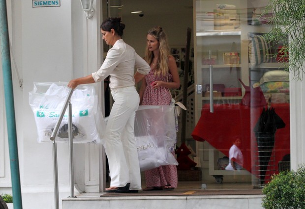 Luiza e Yasmin Brunet fazendo compras de enxoval em uma loja de Ipanema, RJ (Foto: Wallace Barbosa/AgNews)