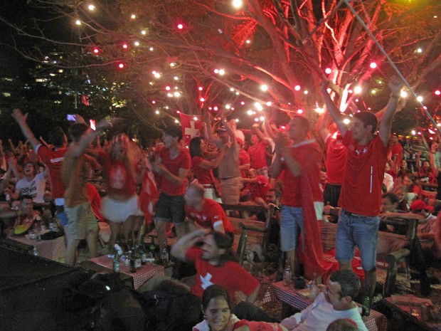 Torcedores da Suíça comemoram gol na Lagoa, Rio (Foto: Marcelo Elizardo / G1)