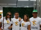 Mulher de Thiago Silva embarca para Fortaleza para assistir ao jogo do Brasil