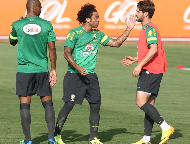 Marcelo e Pato treino Seleção (Foto: Bruno Spada / Vipcomm)