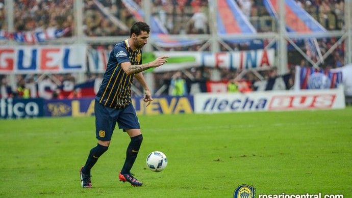 Donatti com a bola no pé: jogador esteve cotado para substituir Lollo, que foi para o River (Foto: Divulgação Rosario Central)