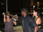 Ao lado de Kim Kardashian, Kanye West se irrita com fotógrafa em Miami