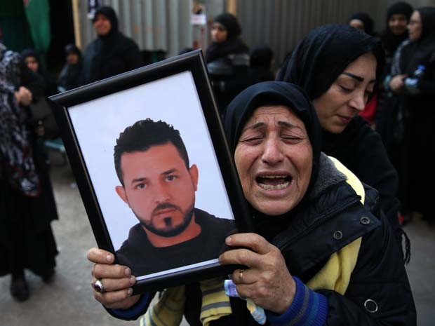 Familiar de Samer Huhu, vitima do ataque a bomba nesta quinta em Beirute, lamenta morte durante seu funeral nesta sexta-feira (Foto: AFP PHOTO/JOSEPH EID)
