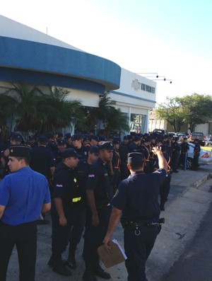 Policiais em Assunção (Foto: Marcelo Prado)