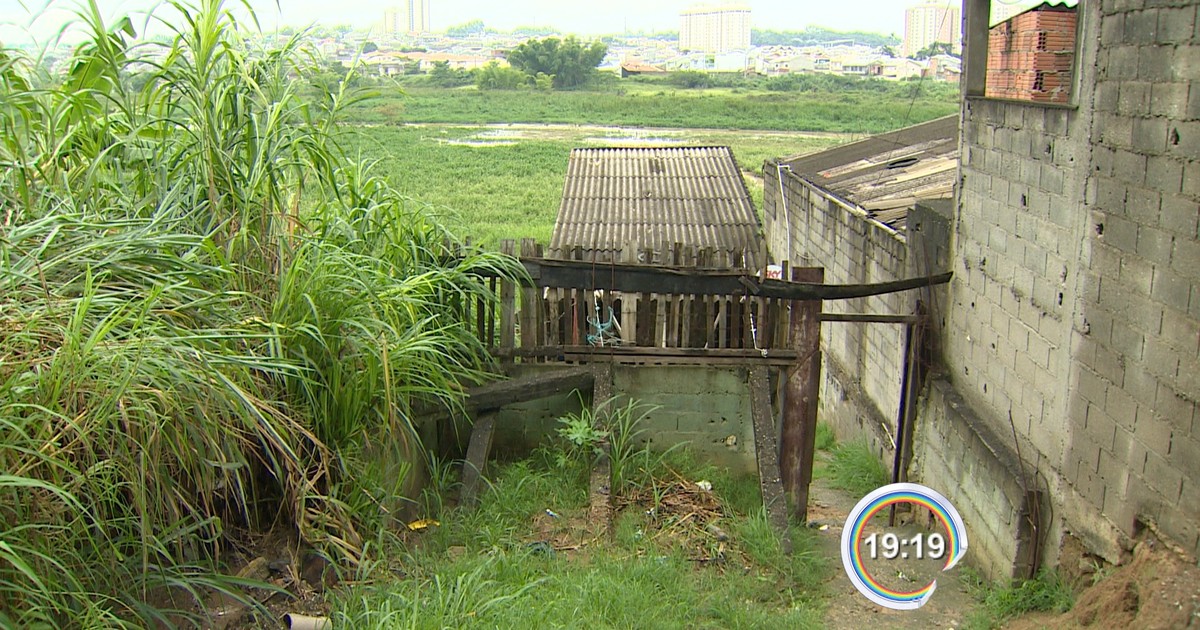 G1 Chuva Provoca Deslizamento De Terra No Bairro Rio Comprido Em São José Notícias Em Vale 