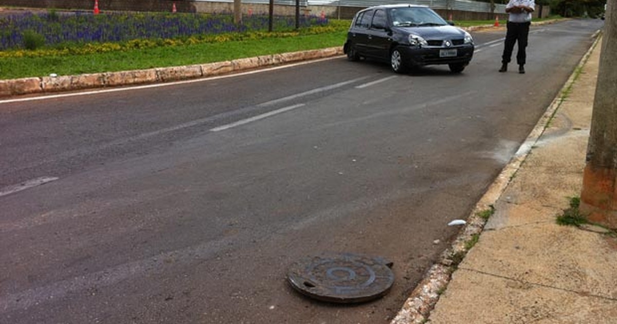 G Tampa De Bueiro Aberta Em Rua Do Lago Norte Causa Acidente