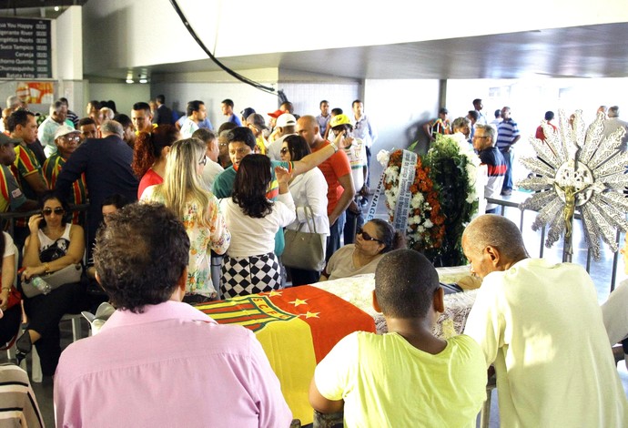 Corpo de radialista Hebert Fontenele Filho vem sendo velado no Estádio Castelão (Foto: Flora Dolores / O Estado)