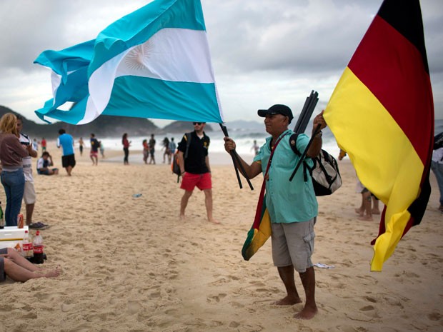 Ambulante vende bandeiras da Alemanha e da Argentina em Copacabana (Foto: Rodrigo Abd/AP)