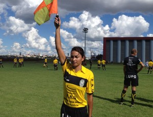 Edna Alves Batista é a única mulher entre os árbitros do campeonato paranaense (Foto: Cassiane Seghatti)