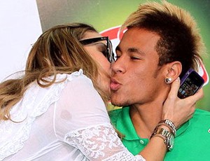 Neymar ganha beijo de Claudia Leitte (Foto: Photo Rio News / Agência O Globo)