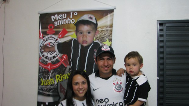 Torcedor do Corinthians, Rodrigo Guimarães, dá nome de Juan Riquelme ao filho (Foto: Rafaela Gonçalves / GLOBOESPORTE.COM)