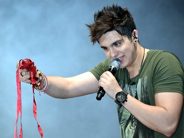 Luan Santana ganha uma calcinha vermelha de fã no show em Jaguariúna (SP) (Foto: Divulgação/Rodeio de Jaguariúna)