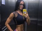 Fernanda D'avila chama a atenção por cinturinha em foto de barriga de fora