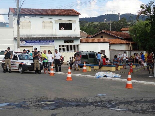 Homem é morto a tiros em Cláudio (Foto: Darley Lopes/Divulgação) Homem é morto a tiros em Cláudio (Foto: Darley Lopes/Divulgação)