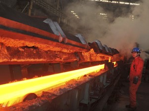 Funcionário trabalha em uma siderúrgica em Dalian, na província de Liaoning  (Foto: Reuters)