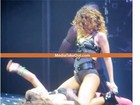 Site publica foto de fã adolescente apalpando seios de Rihanna em show