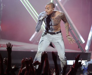 Chris Brown se apresenta no BET Awards, em Los Angeles, nos Estados Unidos (Foto: Reuters/ Agência)