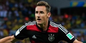 Klose faz 1 e supera Ronaldo 
como maior artilheiro das Copas (AFP)