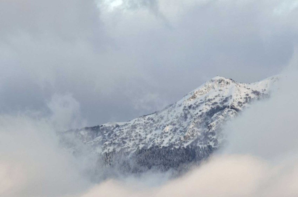 Montanha vista da estrada que vai a Monterale após série de terremotos que atingiram a região central da Itália, na quarta-feira (18)  (Foto: Andreas Solaro / AFP )