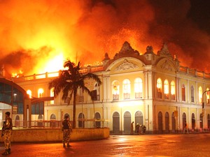 Incêndio atinge o Mercado Público de Porto Alegre (Foto: Rhian Dantas/Divulgação)